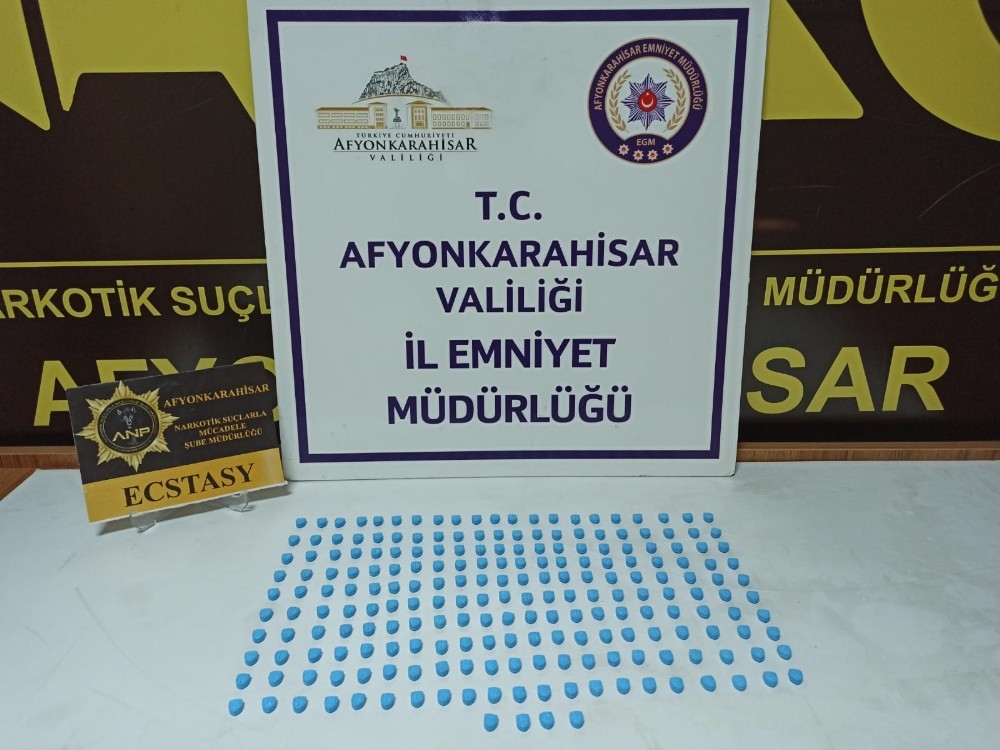 Şüphe üzerine yapılan aramada 214 adet uyuşturucu hap ele geçirildi 