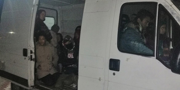 Şüphelenen jandarma kamyonet kasasında 49 kişiyi yakaladı