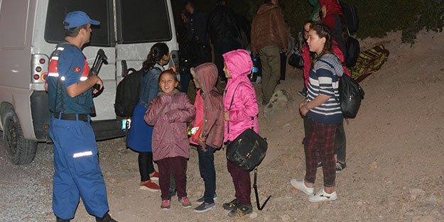 Şüphelenen jandarma, Yunanistan'a kaçmak isteyen 29 kişiyi yakaladı
