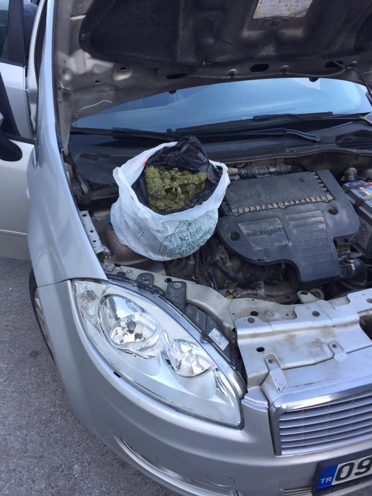 Şüpheli aracın motor kısmından 475 gram uyuşturucu çıktı 
