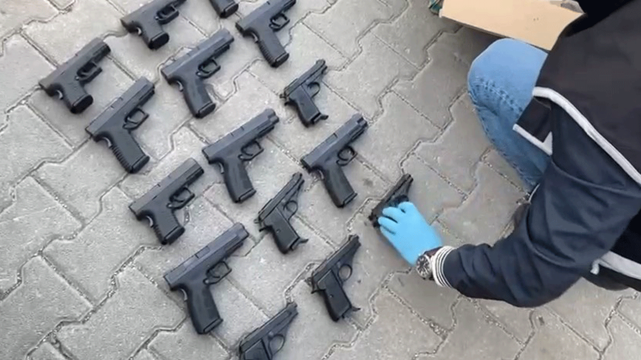Şüpheli araçta 15 tabanca ele geçirildi! Hayırdır çatışmaya mı gidiyordunuz?