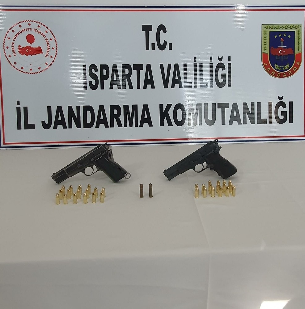 Şüpheli araçta 2 adet ruhsatsız silah ile çok sayıda tabanca fişeği ele geçirildi 