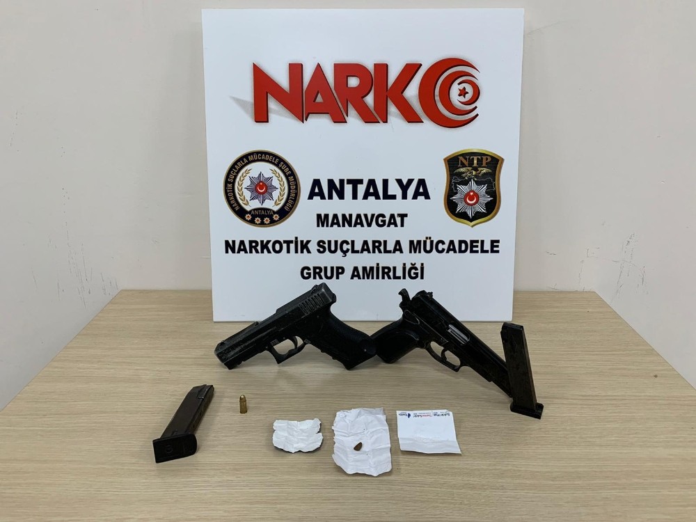 Şüpheli araçta silah ve uyuşturucu ele geçirildi 