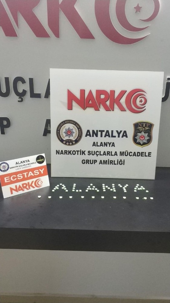 Şüpheli araçta uyuşturucu hap ele geçirildi: 3 gözaltı 