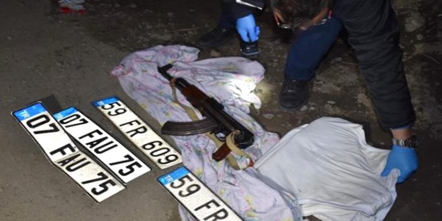 Şüpheli araçtan kalaşnikof ve çelik yelek çıktı