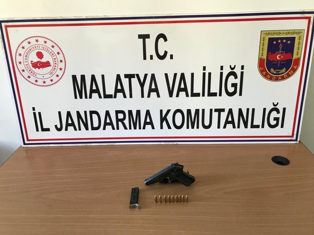 Şüpheli bir şahsın üzerinde ruhsatsız tabanca çıktı 