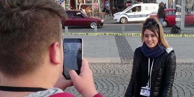 Şüpheli çanta ile hatıra fotoğrafı çektirdiler