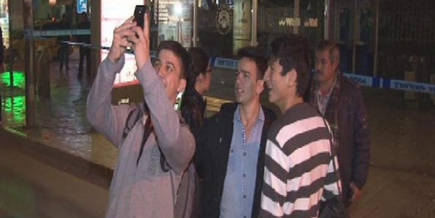 Şüpheli çanta önünde 'selfie' çektiler