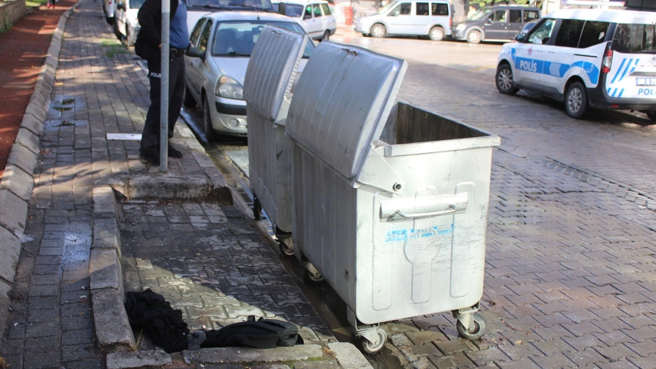 Şüpheli çanta paniği! Çöp kenarından çıkanlar şaşırttı