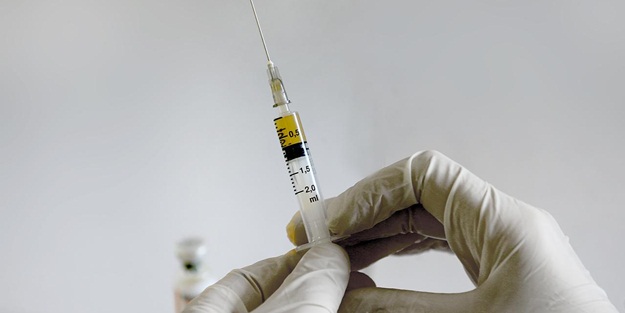 Şüpheli ölüm! O ülke, aşı tedarikini askıya aldı