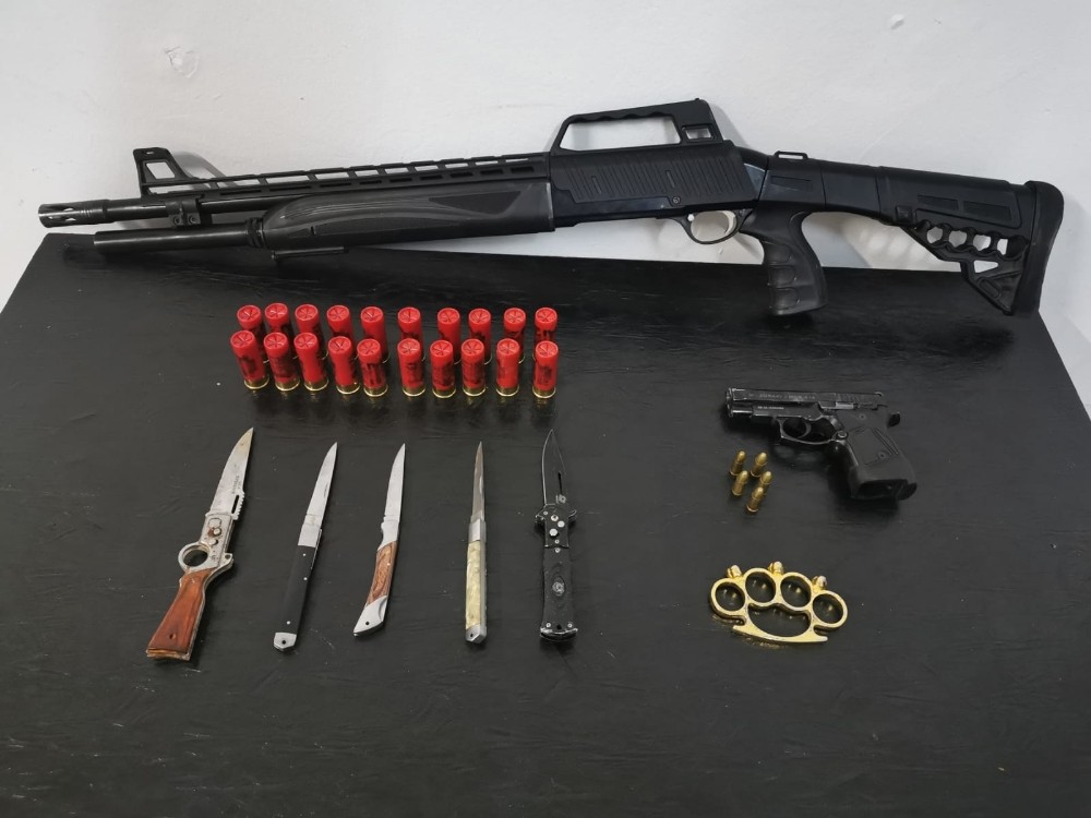 Şüpheli otomobilden silah ve bıçaklar çıktı 