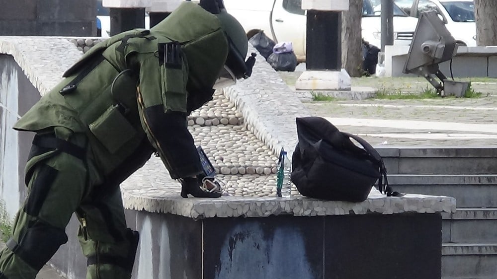 Şüpheli paket merakı sosyal mesafeyi unutturdu 