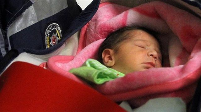 Şüpheli paket sanıldı pusette bebek çıktı