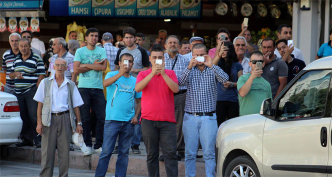 Görenler cep telefonlarına sarıldı - VİDEO