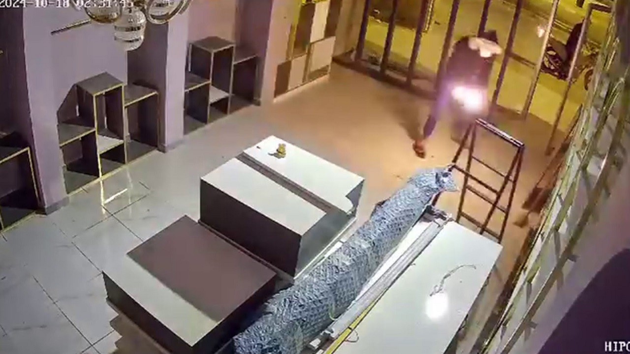 Şüpheliler 3. denemede mağazayı ateşe verdi