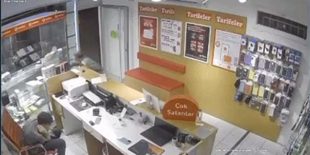 Şüphelilerin iş yerini kurşunladığı anlar kamerada