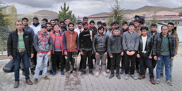 Şüpheyle durdurulan minibüsteki 31 kişi yakalandı