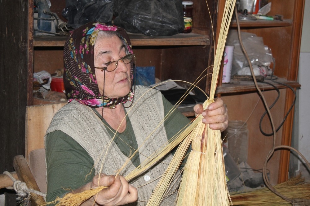 Süpürgeci Hanife Teyze: 40 yıldır süpürge üretiyor 