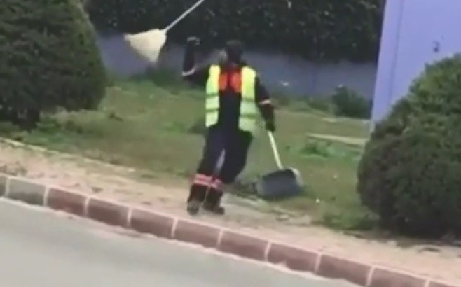 Süpürgesiyle dans ederek çöp toplayan işçi gülümsetti 