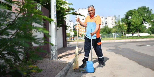 Süpürgeyi alıp işe koyuldu! Kim olduğunu duyunca çok şaşıracaksınız