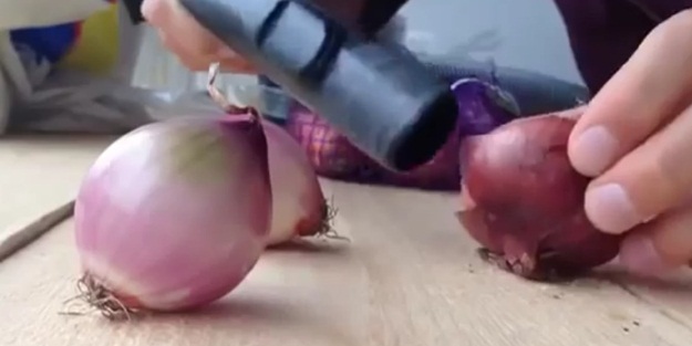 Süpürgeyle soğan soyma