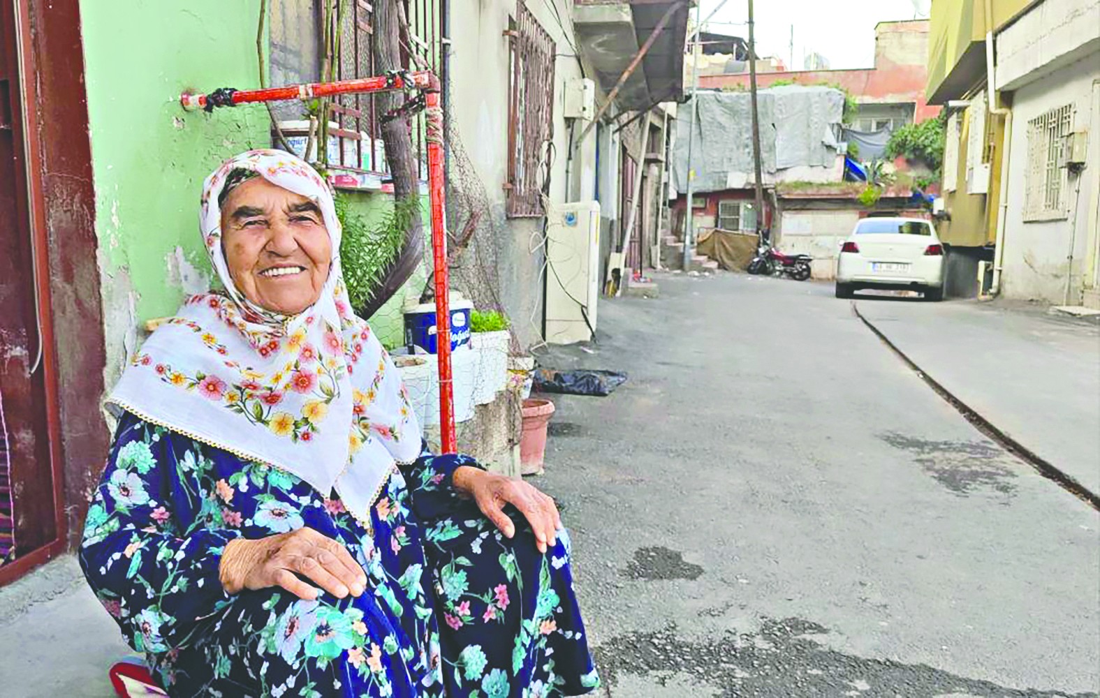 “Süpürmezsem duramıyorum” Kahramanmaraşlı Fatma teyze gençlere örnek oluyor