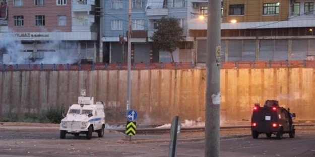 Sur ilçesine yürümek isteyenlere polis müdahale etti