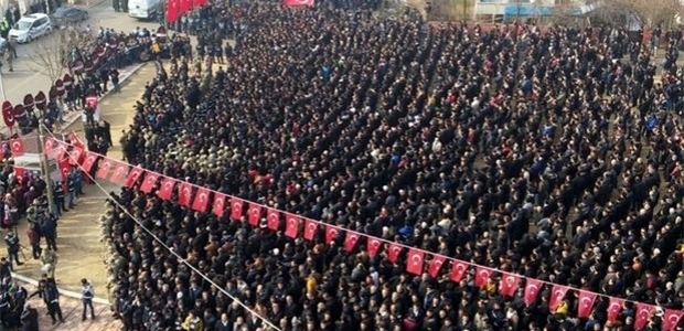 Sur şehidini on binler uğurladı
