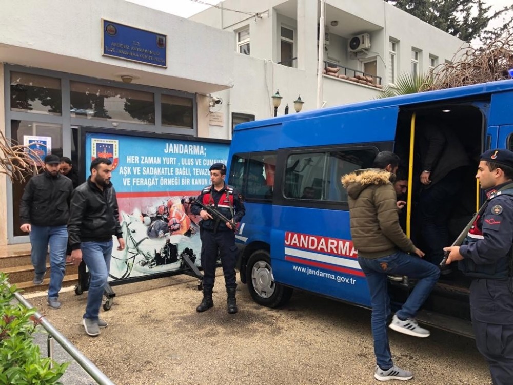 Sürat teknesiyle Kıbrıs’a kaçmaya çalışan göçmenler yakalandı 
