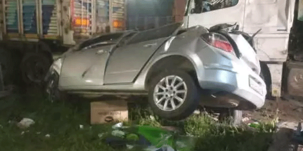 Sürat yapan otomobil, 2 üniversite öğrencisini yaşamdan kopardı