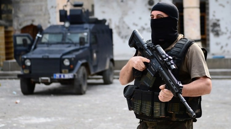 Sur'da 12 terörist böyle teslim oldu