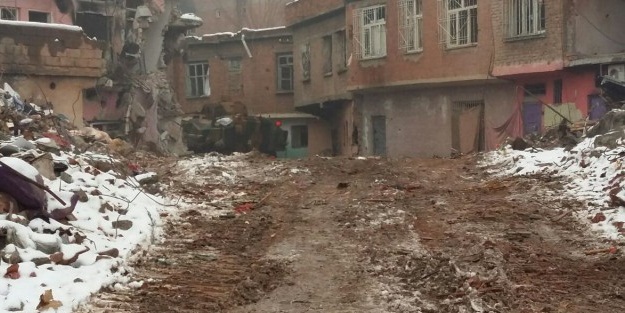 Sur'da bozguna uğrayan PKK'lılar halkın evini yakıyor