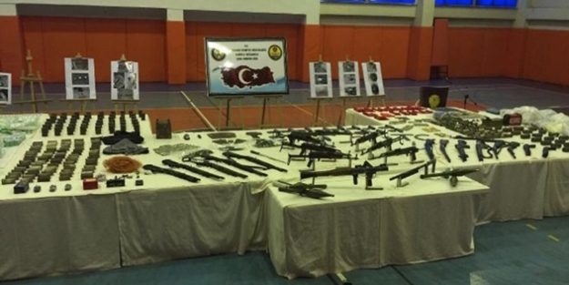 Sur'da yasak kalktı, cephanelik çıktı