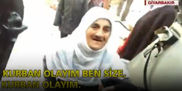 Sur'da yaşlı teyzeden polise dua!