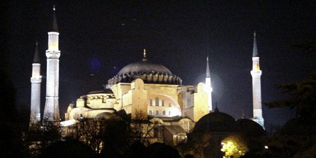 Sur'dan Erdoğan'a mesaj: Reis Ayasofyayı aç ki...