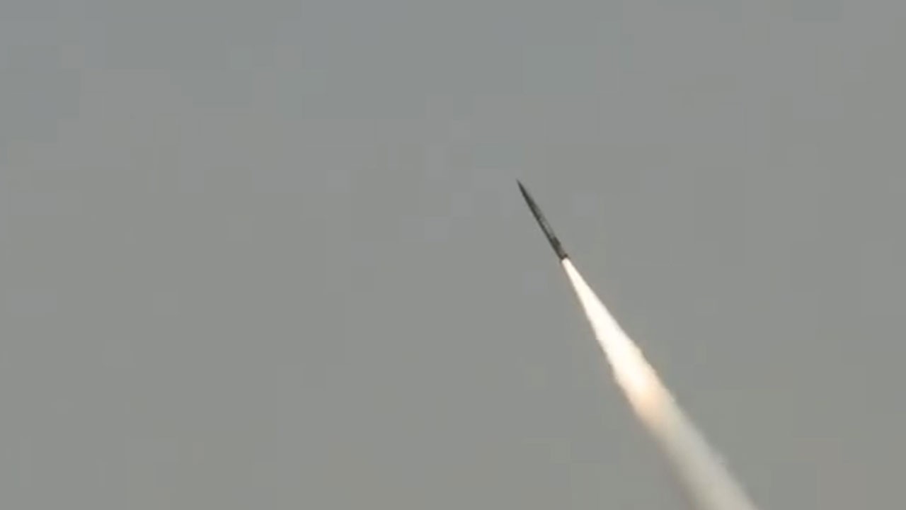 Sürekli tehdit edilen Müslüman ülke balistik füzeyi fırlattı