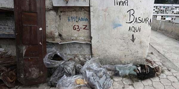 Süreleri dolan ölüleri mezardan attılar! - FOTO