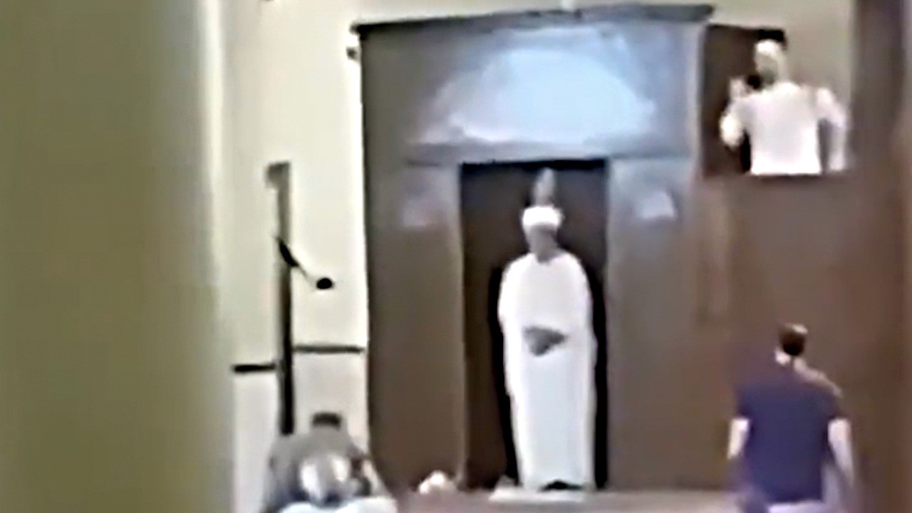 Suriye hükümeti camiye yeni imam atadı: Eski imam kabul etmedi iki hutbe aynı anda okundu!
