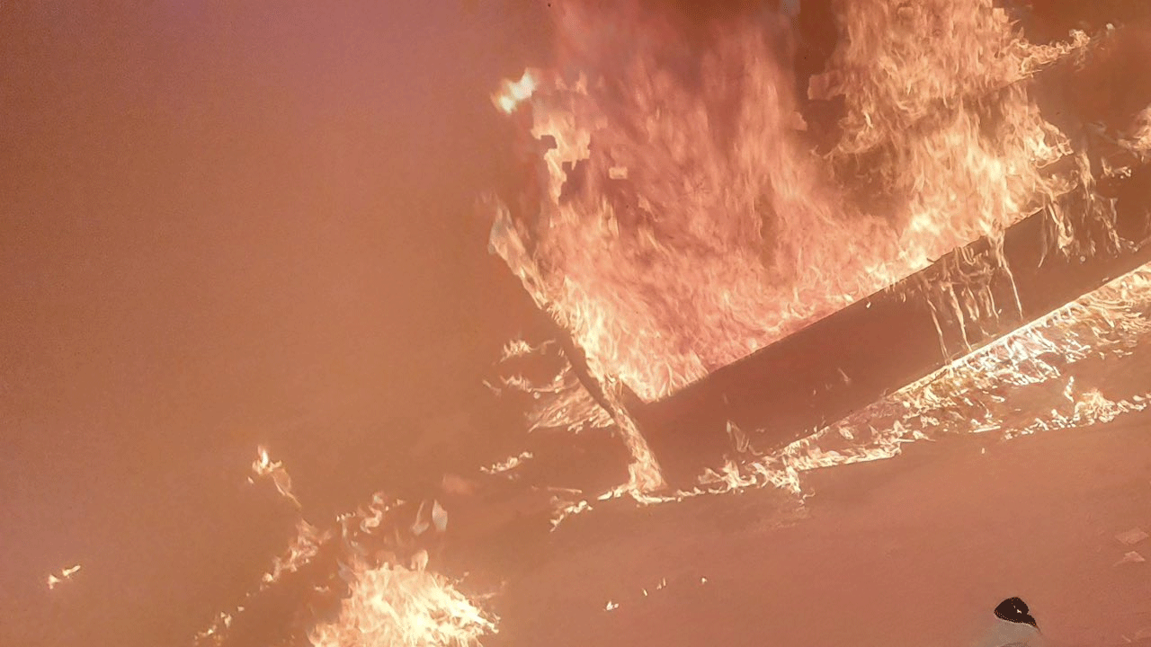 Muhalifler, o mezarı ateşe verdi! Tüyleri diken diken eden görüntüler