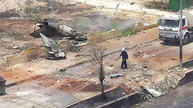 Suriye rejimine ait uçak şehre çakıldı