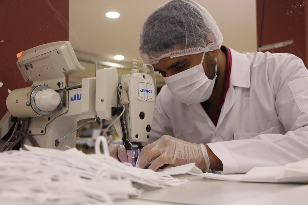 Suriye sınırında günlük 40 bin maske üretiliyor 