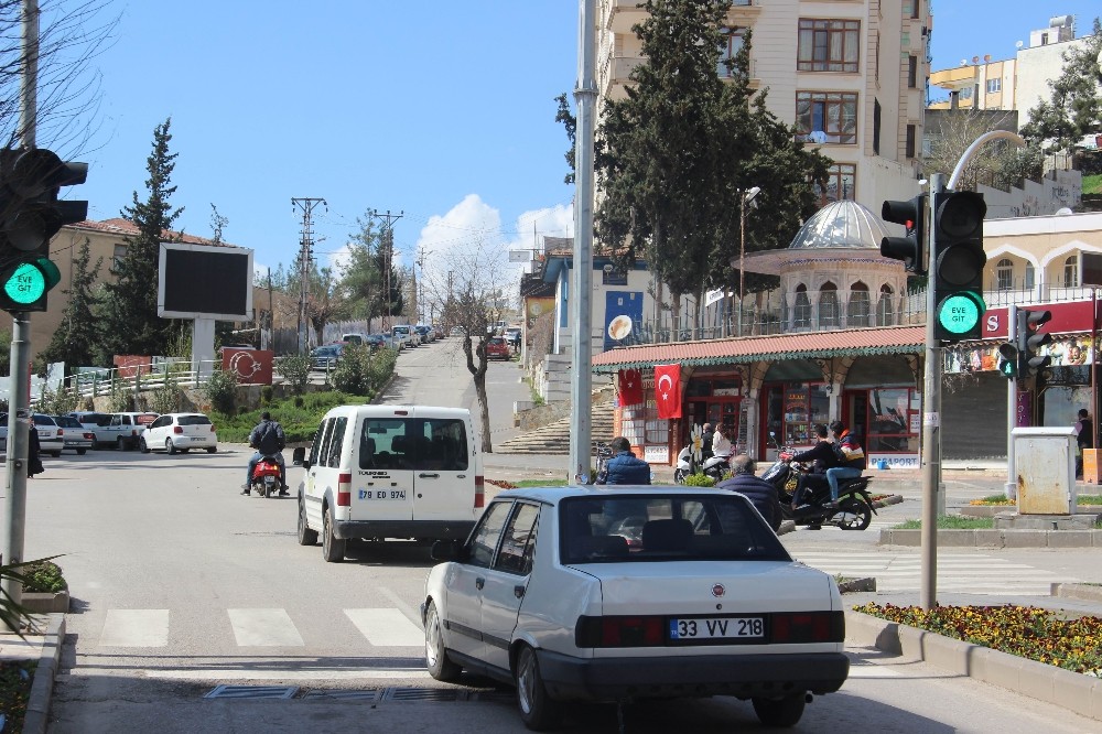 Suriye sınırında trafik ışıklarıyla 