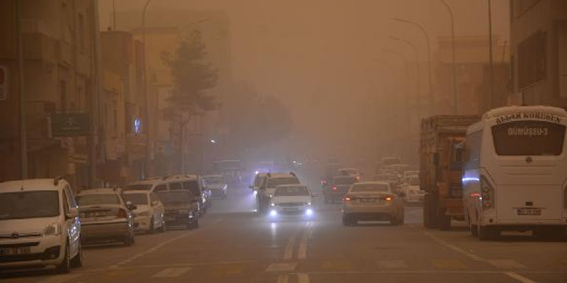 Suriye üzerinden gelen toz bulutu, gök yüzünü kızıla bürüdü