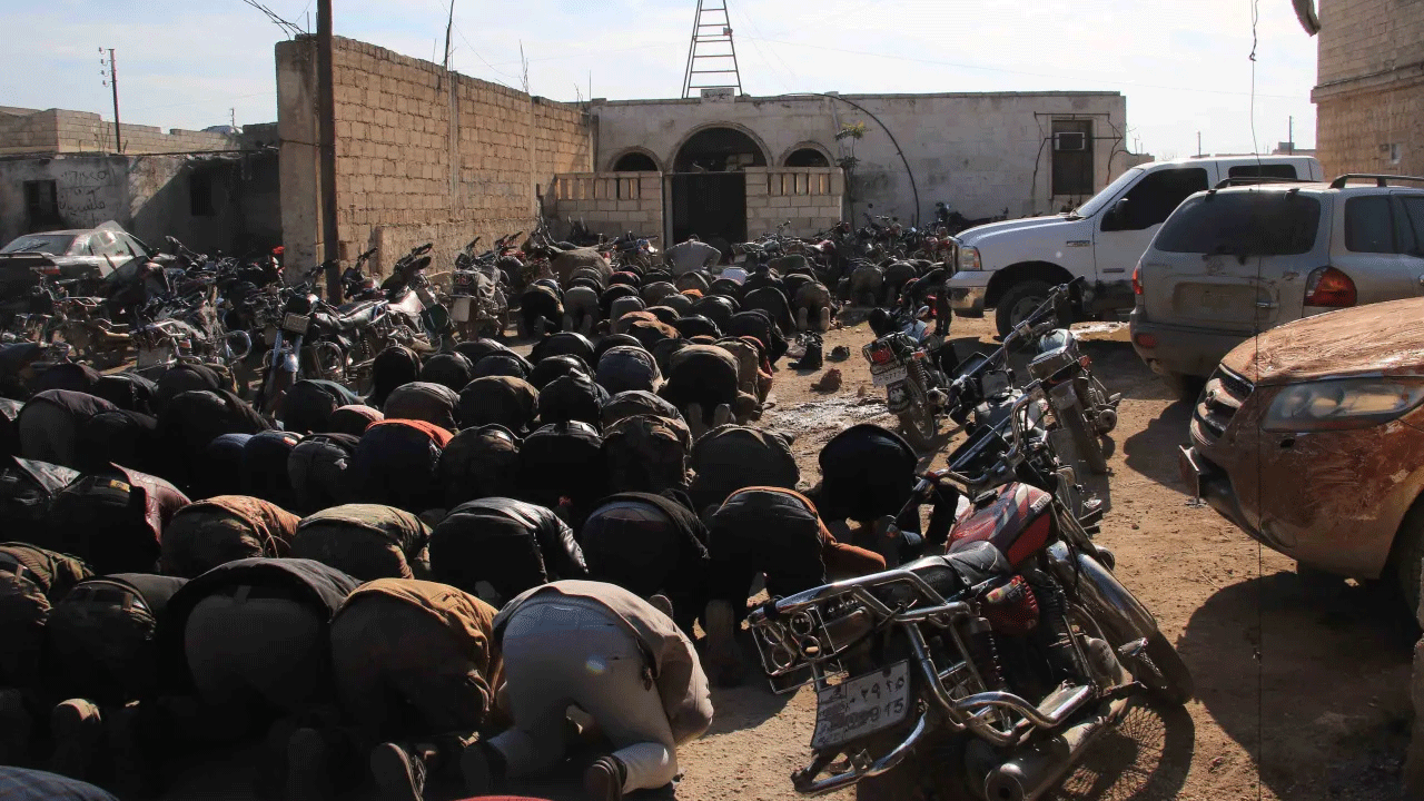 Suriye'de büyük dönüm noktası! Tel Rıfat'ta terörden arındırılan ilçede ilk cuma namazı kılındı!