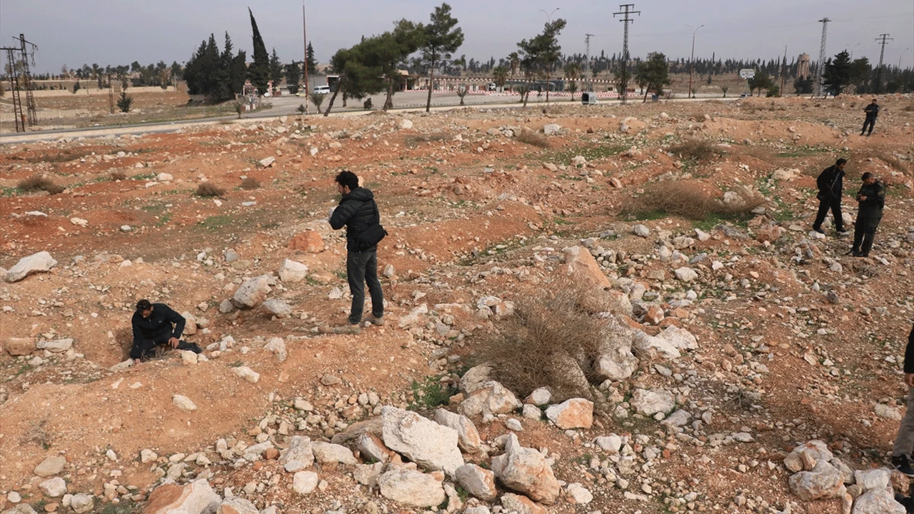 Suriye’de dehşet! Tadomon Mahallesi'nde enkazdan insan kemikleri çıkarılıyor!