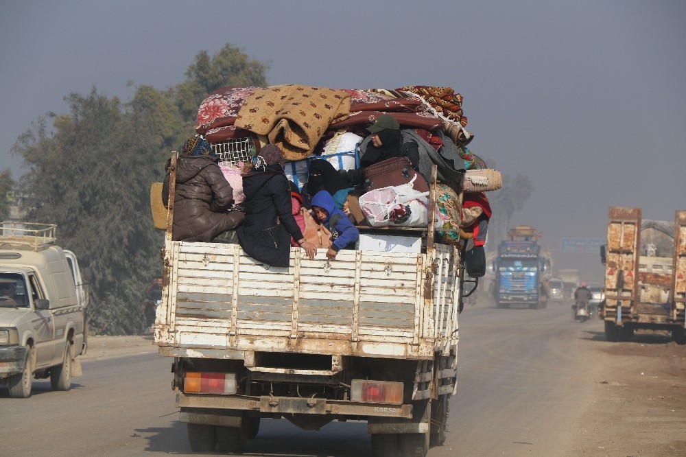 Suriye’de göç yolundaki ailelere yardım paketi 