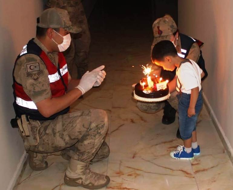 Suriye’de görevli uzman çavuşun oğluna sürpriz doğum günü 