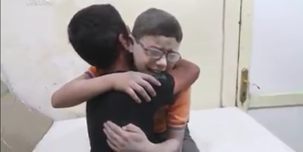 Suriye'de iki küçük arkadaşın yürekleri sızlatan feryatları