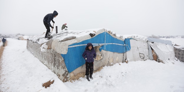 Suriye'de kar yağışı! Kamplardaki siviller zor anlar yaşıyor