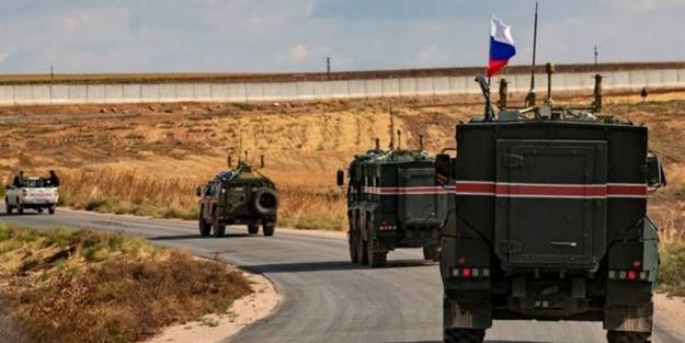 Suriye'de PKK işgalindeki beldede Rus askeri konvoyu taşlandı